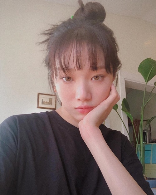 Ảnh hot sao Hàn: Sulli đáng yêu như chú mèo; Lisa khoe eo con kiến