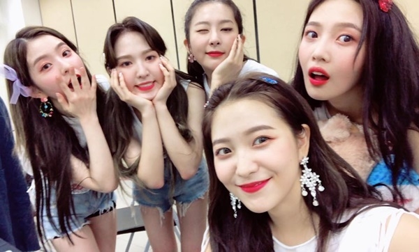 Ảnh hot sao Hàn: Sulli đáng yêu như chú mèo; Lisa khoe eo con kiến