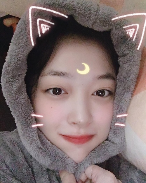 Ảnh hot sao Hàn: Sulli đáng yêu như chú mèo; Lisa khoe eo con kiến