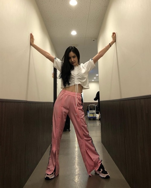 Ảnh hot sao Hàn: Sulli đáng yêu như chú mèo; Lisa khoe eo con kiến