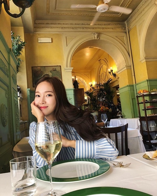 Ảnh hot sao Hàn: Sulli đáng yêu như chú mèo; Lisa khoe eo con kiến