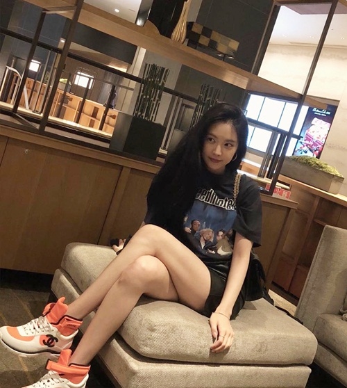 Ảnh hot sao Hàn: Sulli đáng yêu như chú mèo; Lisa khoe eo con kiến