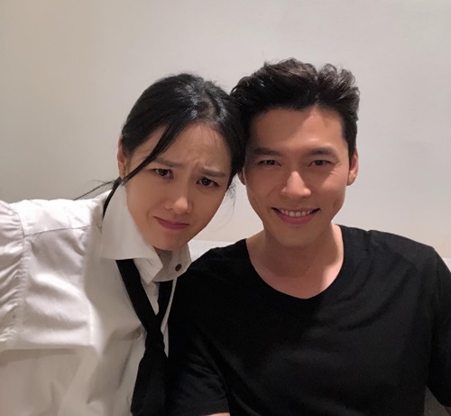 Ảnh hot sao Hàn: Sulli đáng yêu như chú mèo; Lisa khoe eo con kiến