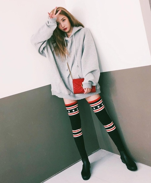 Ảnh hot sao Hàn: Sulli đáng yêu như chú mèo; Lisa khoe eo con kiến