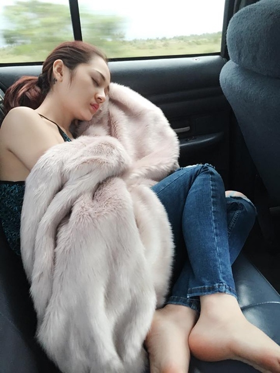 Loạt khoảnh khắc đắt giá, mỹ nhân Việt ngủ gật vẫn đẹp mê hồn