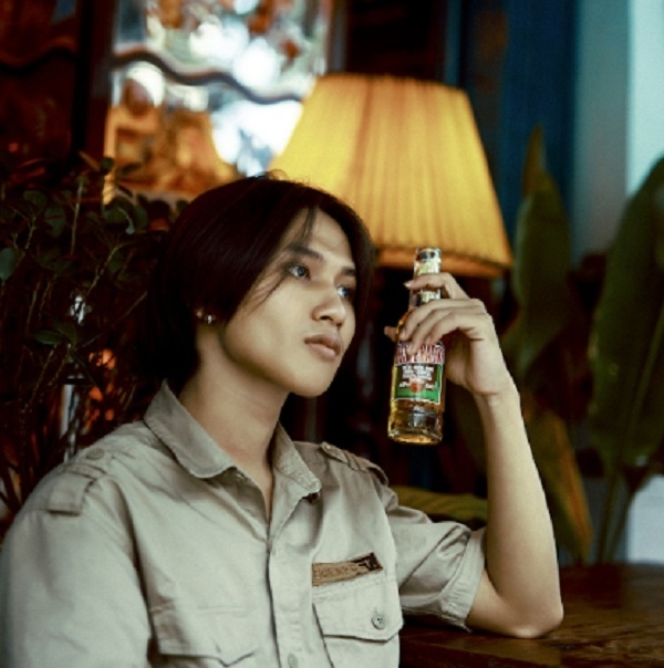 Bài hát được một chàng trai vô danh hát live