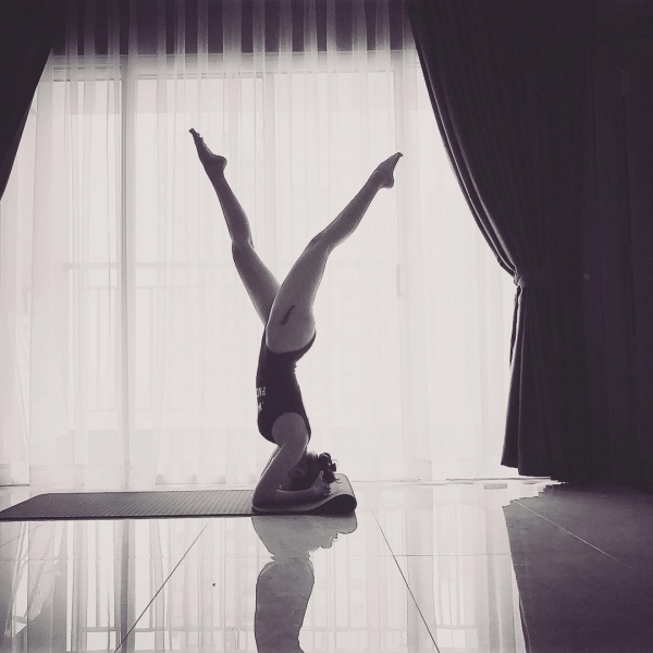 Mỹ nhân Việt mặc đồ tắm tập yoga sexy đến 'nghẹt thở'