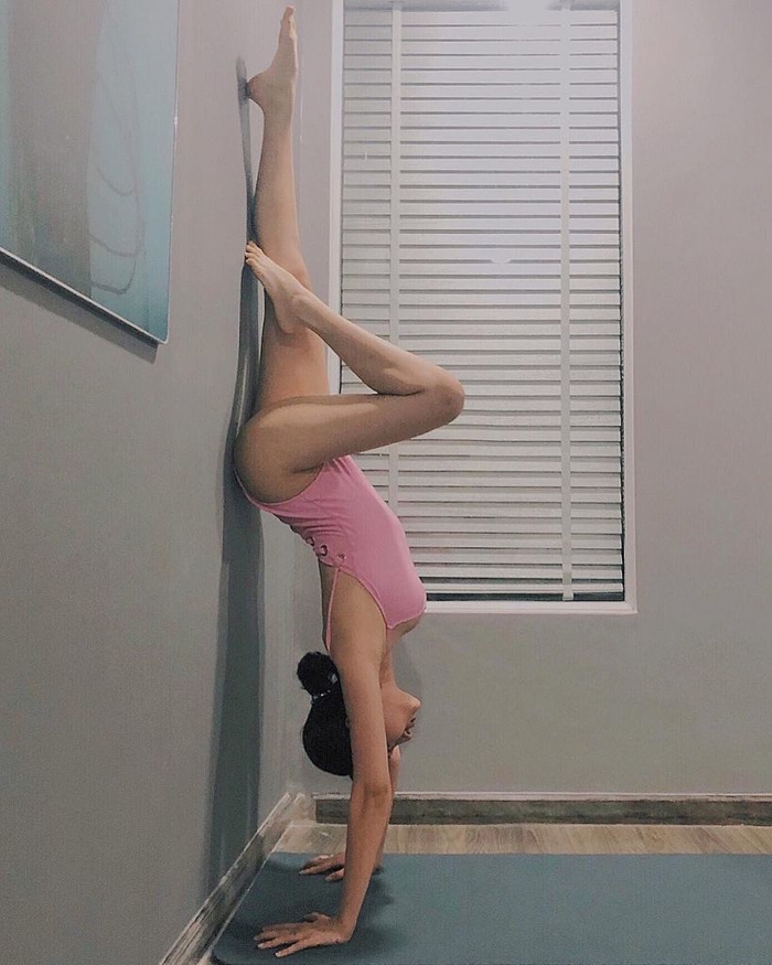 Mỹ nhân Việt mặc đồ tắm tập yoga sexy đến 'nghẹt thở'