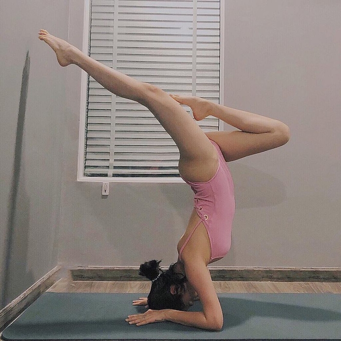 Mỹ nhân Việt mặc đồ tắm tập yoga sexy đến 'nghẹt thở'