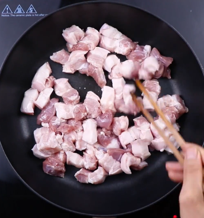 Bỏ túi công thức làm món thịt ba chỉ ram mặn ăn phát là ghiền