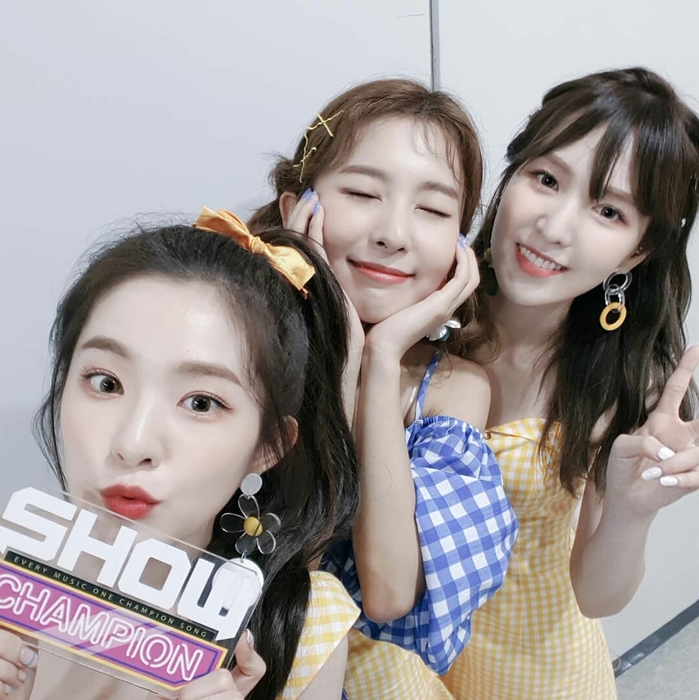 Các cặp idol Kpop cùng một nhóm lại có khí chất đối nghịch
