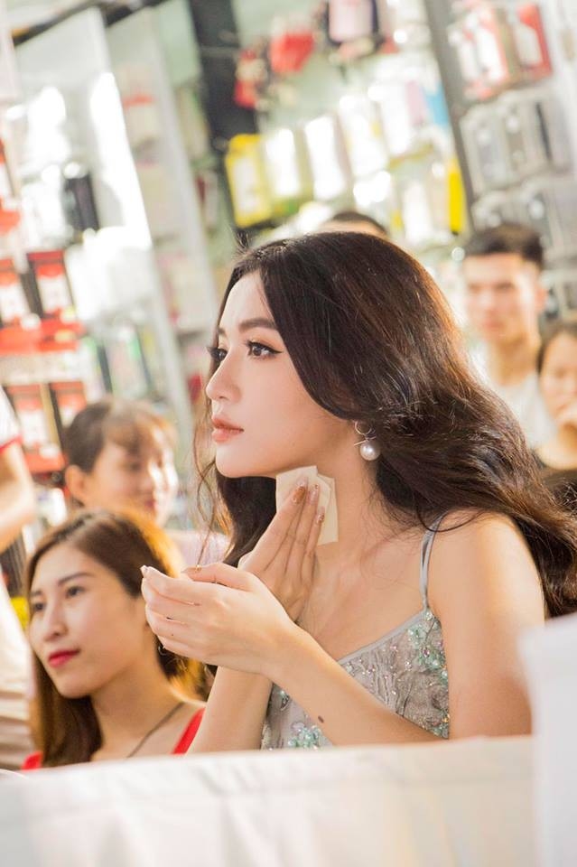 Các sao nữ Vbiz vẫn đẹp xuất chúng trong loạt ảnh chụp lén của fan
