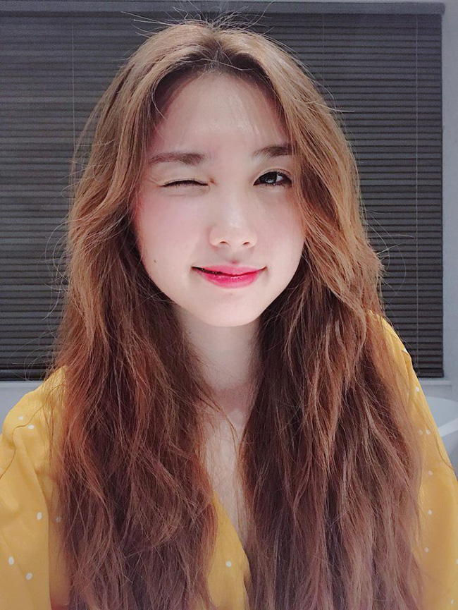 Cận cảnh nhan sắc quyến rũ người yêu tin đồn của Bùi Tiến Dũng