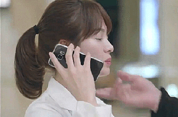 Cảnh hất điện thoại kinh điển trong Hậu Duệ Mặt Trời bản Việt