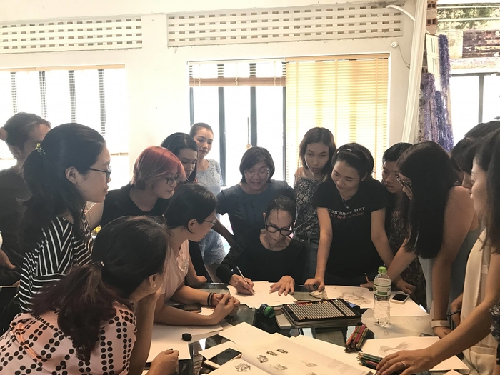 Chân dung GS. Nancy Riegelman - Bậc thầy vẽ diễn họa thời trang