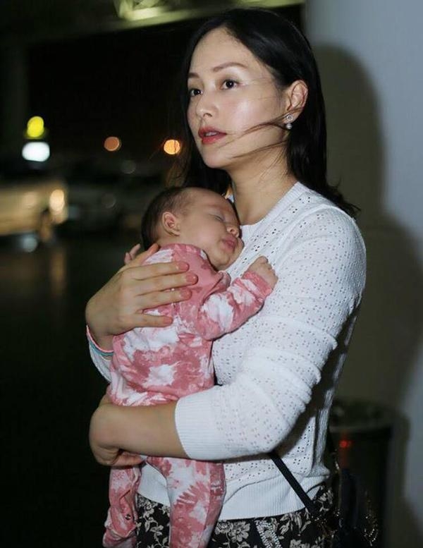 Chẳng kiêng sau sinh, chưa hết cữ các sao Việt đã vi vu tận trời Tây