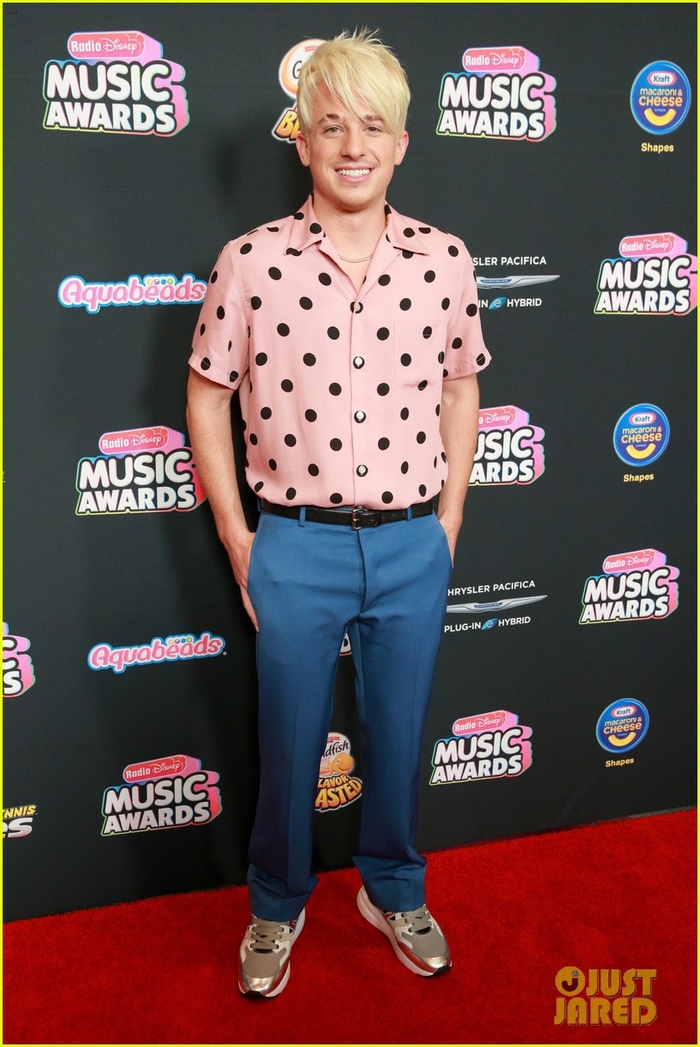Charlie Puth lại khiến fan “rụng tim” với diện mạo mới