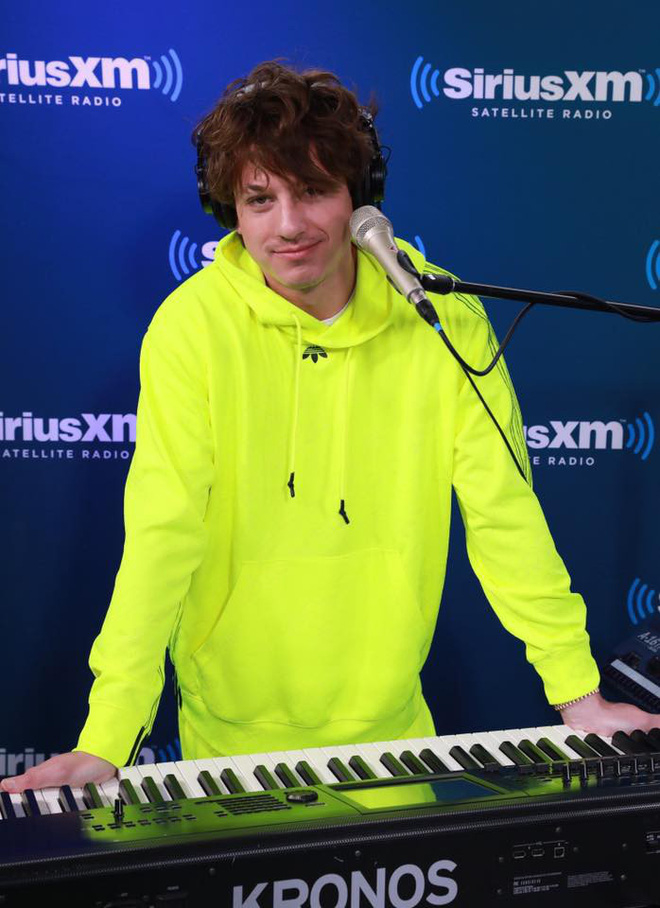 Charlie Puth lại khiến fan “rụng tim” với diện mạo mới
