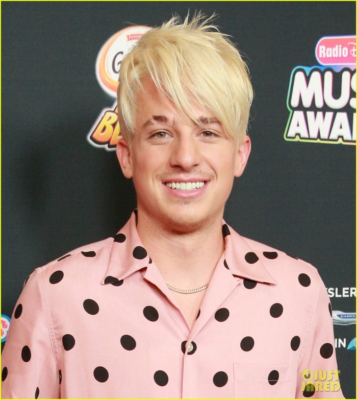 Charlie Puth lại khiến fan “rụng tim” với diện mạo mới