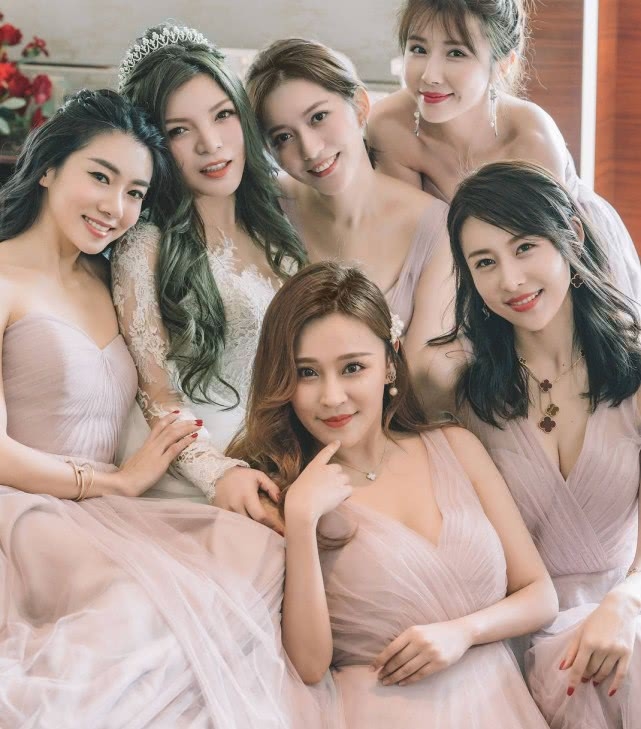 Chiêm ngưỡng nhan sắc đẹp hơn hoa của Triệu Vy tại đám cưới bạn bè