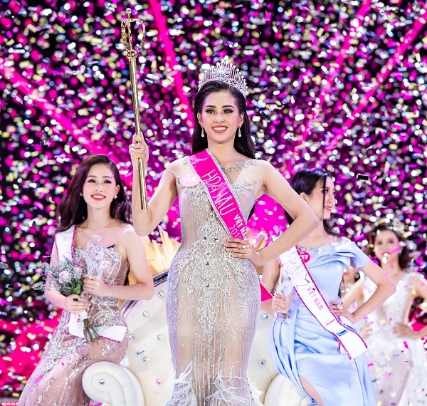 Chup chung hinh voi A hau, Tieu Vi, Ky Duyen va Do My Linh lai co diem giong nhau den khong ngo