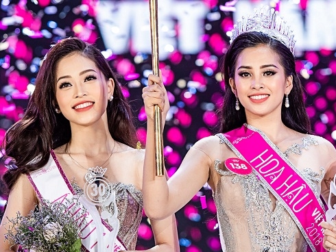 Chup chung hinh voi A hau, Tieu Vi, Ky Duyen va Do My Linh lai co diem giong nhau den khong ngo