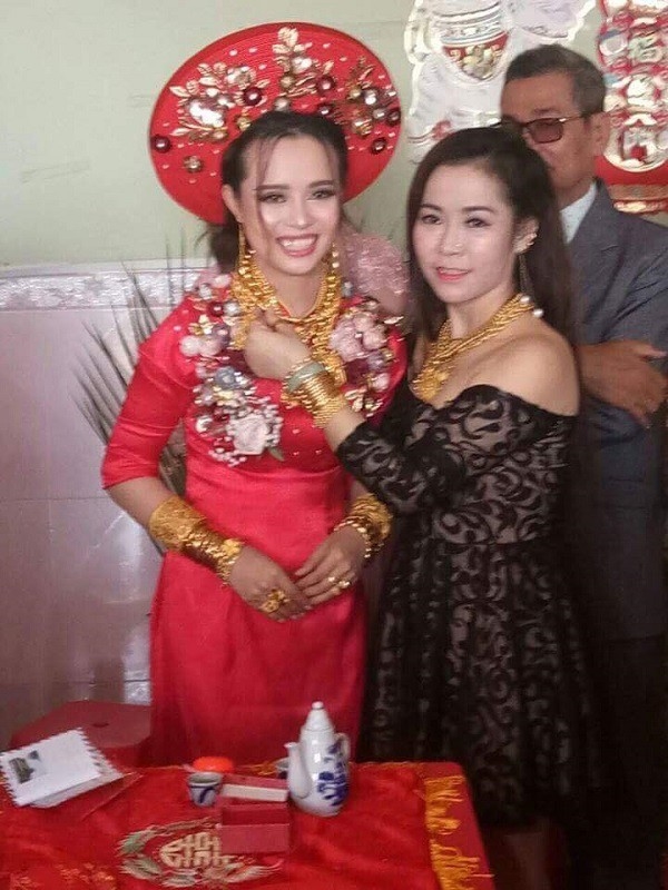 Cô dâu Hậu Giang ‘trĩu cổ’ đeo 129 cây vàng được trao làm của hồi môn