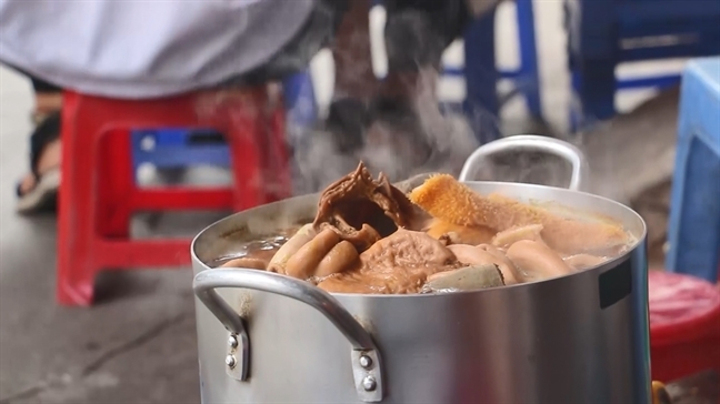 Mê mẩn tô phá lấu 20k ngon bá cháy của bà ngoại 82 tuổi ở Sài Gòn