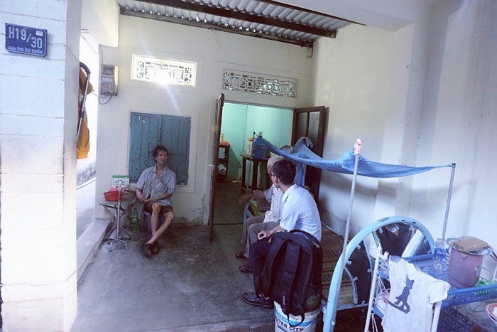 Cuộc đời đáng thương của ông cụ đợi mua cơm giảm giá ở siêu thị