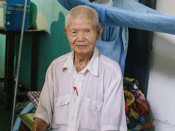 Cuộc đời đáng thương của ông cụ đợi mua cơm giảm giá ở siêu thị