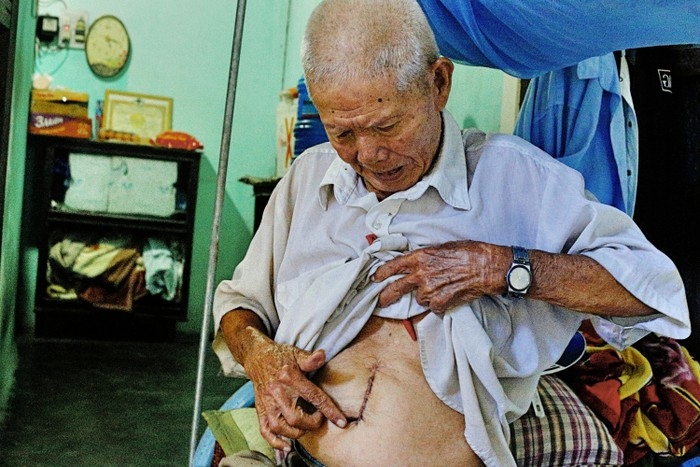 Cuộc đời đáng thương của ông cụ đợi mua cơm giảm giá ở siêu thị