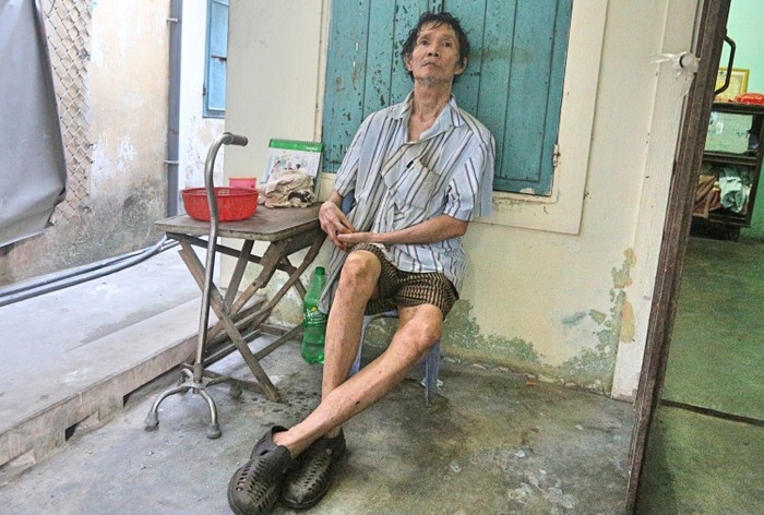 Cuộc đời đáng thương của ông cụ đợi mua cơm giảm giá ở siêu thị