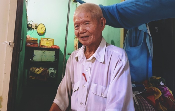 Cuộc đời đáng thương của ông cụ đợi mua cơm giảm giá ở siêu thị