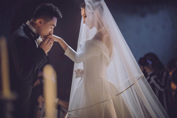 Cuộc hôn nhân “vợ giàu chồng nghèo” của Trương Hinh Dư gây bàn tán