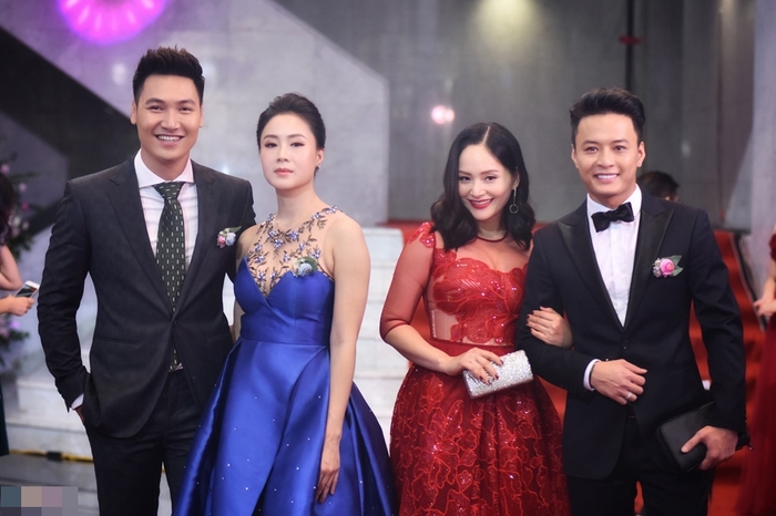 Dàn U23 diện đồng phục sơ mi trắng, Nhã Phương khoe nhan sắc đỉnh cao