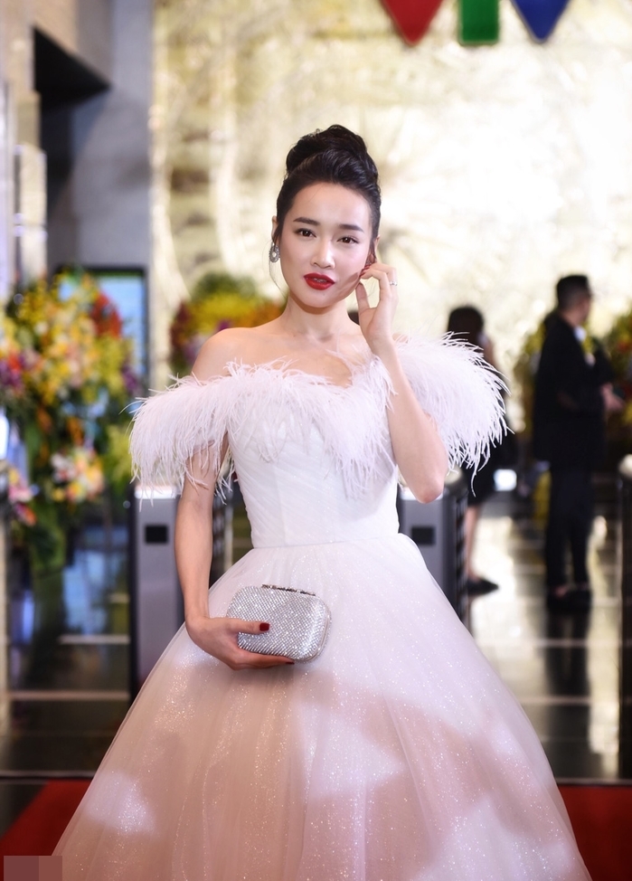 Angela Phương Trinh diện đầm hoa, Mai Phương Thúy lot top mặc xấu