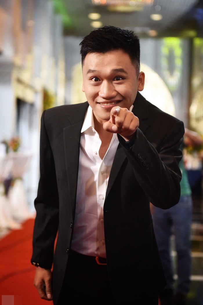 Dàn U23 diện đồng phục sơ mi trắng, Nhã Phương khoe nhan sắc đỉnh cao