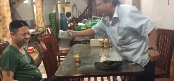 Đập điện thoại bạn nhậu