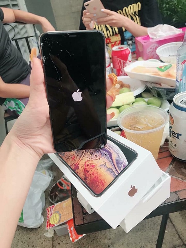 Hot girl đập hộp Iphone XS Max