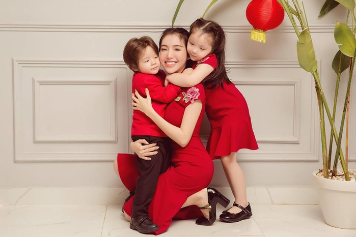 Fan điêu đứng vì bộ ảnh đón Trung Thu của 3 mẹ con Elly Trần