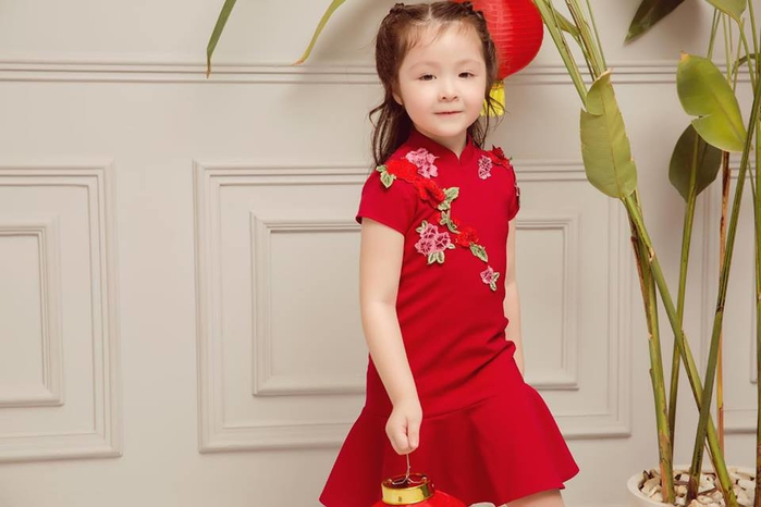 Fan điêu đứng vì bộ ảnh đón Trung Thu của 3 mẹ con Elly Trần