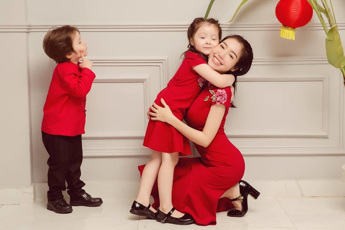 Fan điêu đứng vì bộ ảnh đón Trung Thu của 3 mẹ con Elly Trần
