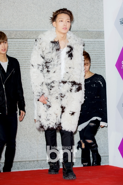 Fan la ó vì những lần idol Kpop bị stylist hành “lên bờ xuống ruộng”