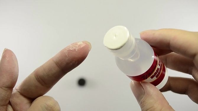 Giải phóng da khỏi tình trạng dính keo 502 nhờ những mẹo xử lý sau