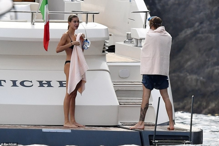 Hailey Baldwin mặc bikini ôm hôn Justin Bieber trên du thuyền