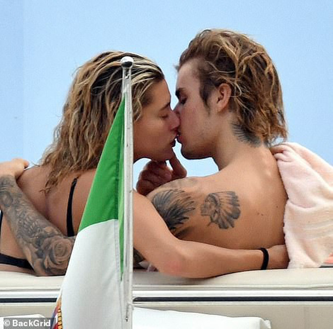 Hailey Baldwin mặc bikini ôm hôn Justin Bieber trên du thuyền