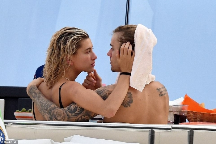 Hailey Baldwin mặc bikini ôm hôn Justin Bieber trên du thuyền