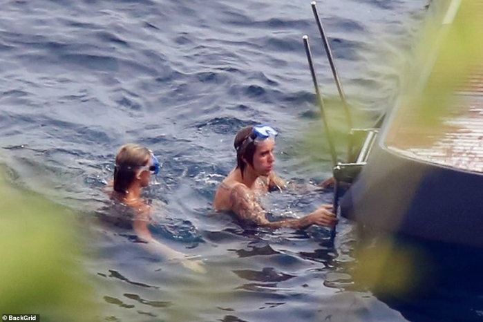 Hailey Baldwin mặc bikini ôm hôn Justin Bieber trên du thuyền