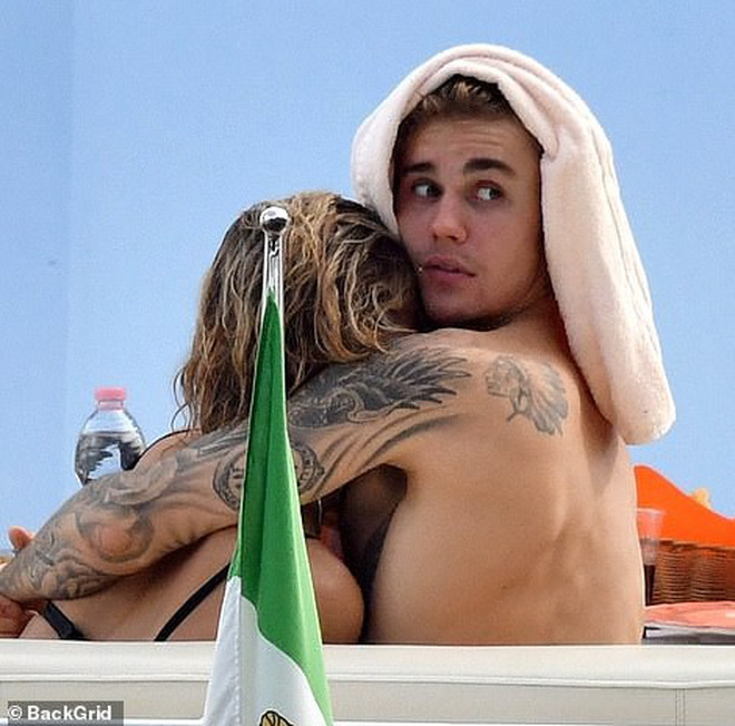 Hailey Baldwin mặc bikini ôm hôn Justin Bieber trên du thuyền