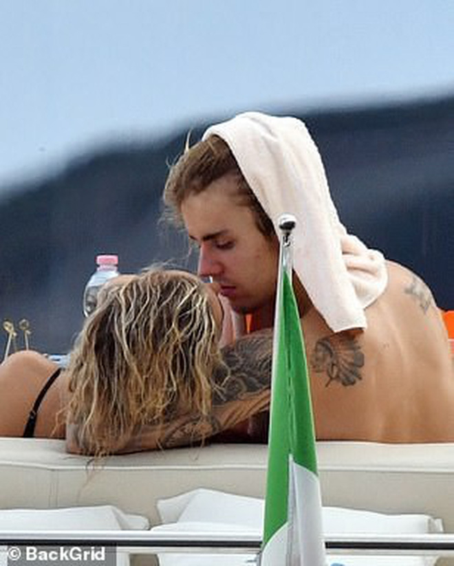 Hailey Baldwin mặc bikini ôm hôn Justin Bieber trên du thuyền